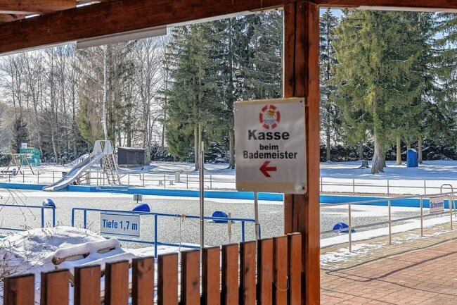 Wasserfreunde Reumtengrün erhalten für Freibad-Betrieb mehr Geld: Was die Stadt Auerbach im Gegenzug erwartet - Winterruhe im Freibad Reumtengrün. Wegen gestiegener Kosten müssen die Wasserfreunde die Einnahmen steigern.