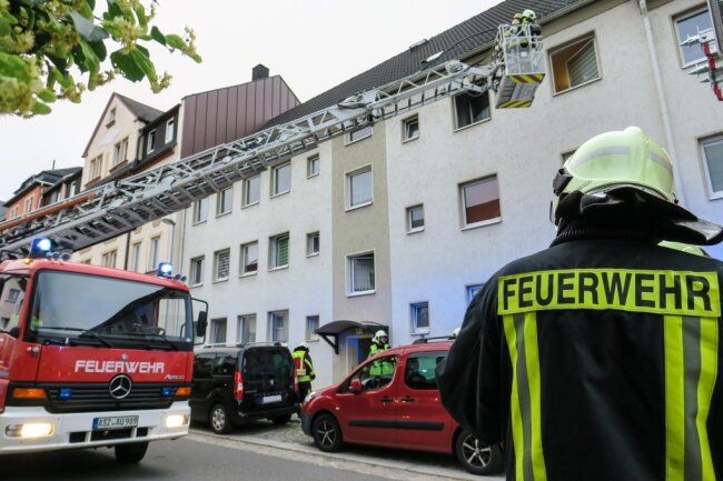 Wasserkocher löst Feuerwehreinsatz aus - Die Einsatzkräfte der Feuerwehr lüfteten Haus und Wohnung und kontrollierten den Betroffenen Bereich.
