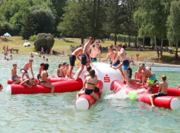 Wasserratten belagern Riesenkrake: Besucherrekorde in Freibädern rund um Werdau - Der Riesenkrake war auch am Wochenende im Waldbad Fraureuth das Ziel der jungen Besucher.
