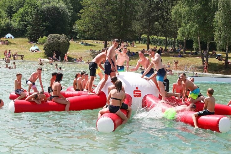 Wasserratten belagern Riesenkrake - Der Riesenkrake war auch am Wochenende im Waldbad Fraureuth das Ziel der jungen Besucher.