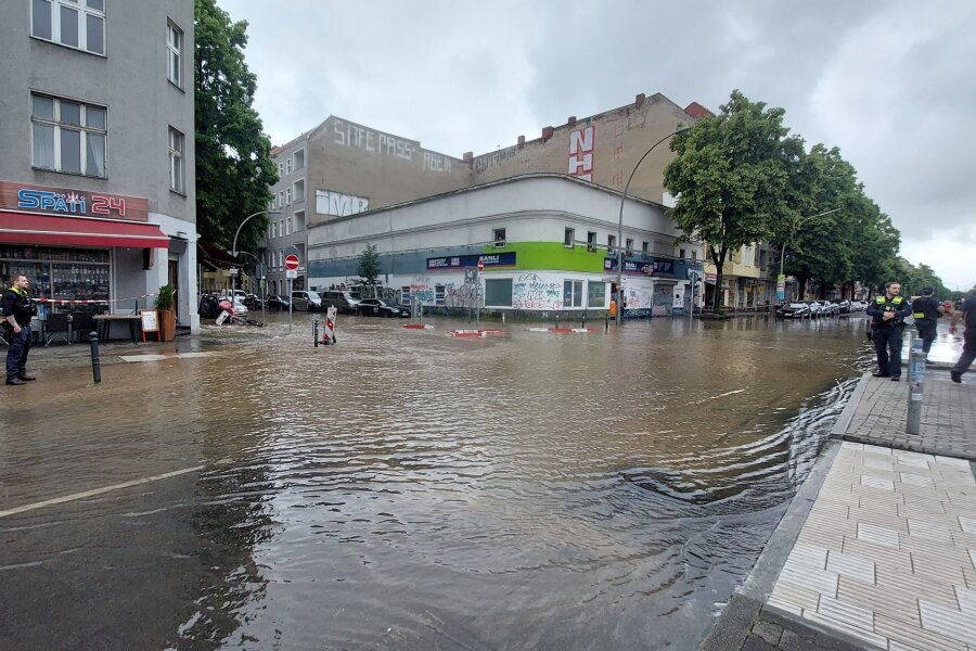 Wasserrohrbruch in Berlin - Evakuierungen - Wegen eines Wasserrohrbruchs in Berlin-Neukölln ist ein Teil der Sonnenallee gesperrt worden.