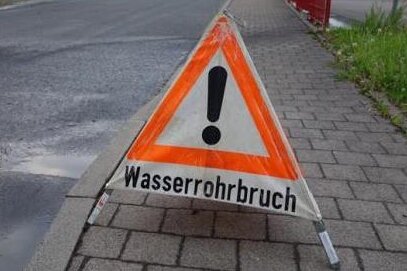 Wasserrohrbruch: Staugefahr auf B 173 - Wegen eines Wasserrohrbruchs auf der Dresdner Straße kommt es im Stadtteil Hilbersdorf zu Verkehrsbehinderungen.