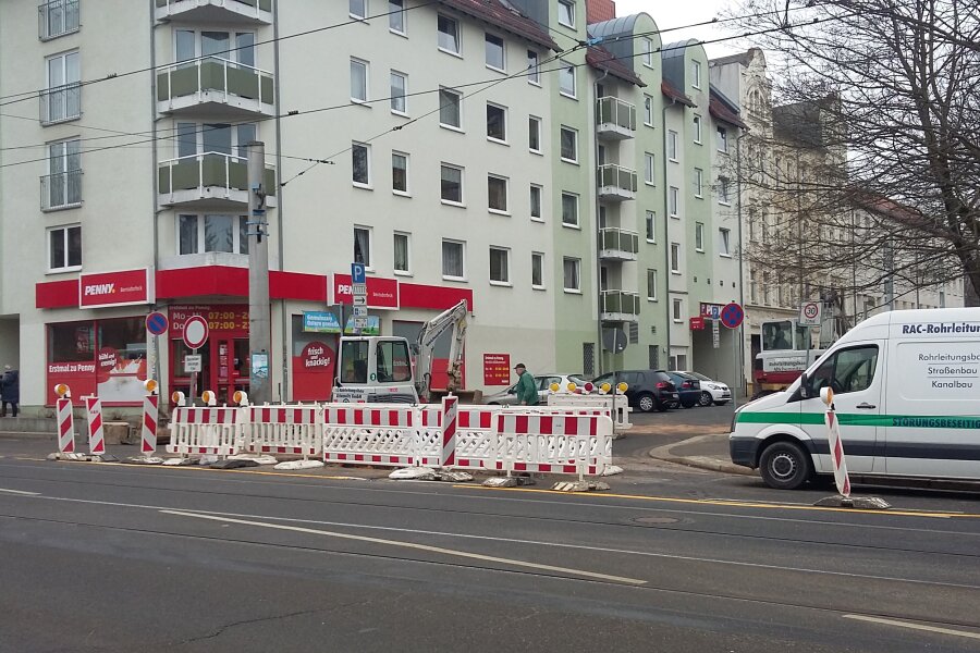 Wasserrohrbruch: Verkehrseinschränkung an der Kreuzung Bernsdorfer Straße und Senefelder Straße - 