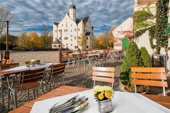Wasserschloß Klaffenbach öffnet am Donnerstag - Ab Donnerstag können Besucher beim Gastronomie-Besuch wieder den Blick auf das Wasserschloss genießen. 