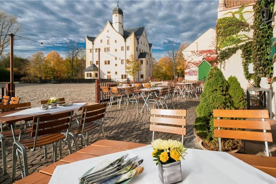 Wasserschloß Klaffenbach öffnet am Donnerstag - Ab Donnerstag können Besucher beim Gastronomie-Besuch wieder den Blick auf das Wasserschloss genießen. 