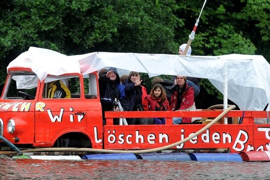 Wasserschutzpolizei stoppt Floßfahrer - 
              <p class="artikelinhalt">Auch für diesen Feuerwehr-Barkas aus Waldheim gab es keine Bootsparade. Das Gefährt wurde auf der Talsperre Kriebstein von der Wasserschutzpolizei gestoppt. </p>
            