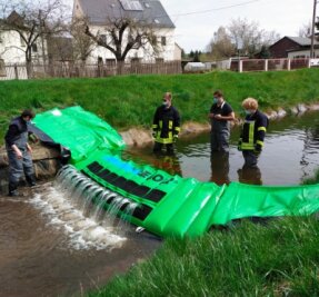 Wassersperre kann mehr als nur stauen - Kameraden der Feuerwehren von Mülsen haben die Wassersperre im Mülsenbach in mehreren Ortsteilen getestet. 