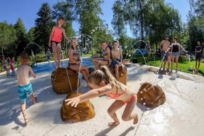 Wasserspielplatz im Freibad in Sehma eingeweiht -  Am Samstag ist der neue Wasserspielplatz für die jüngsten Gäste der Anlage offiziell seiner Bestimmung übergeben worden.