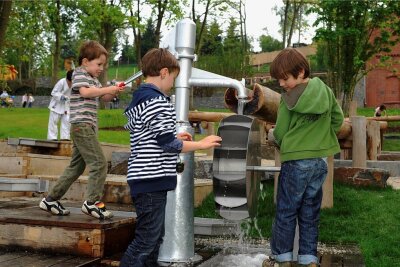 Wasserspielplatz wird im Vogtland zum Geheimtipp - Schon vor zwölf Jahren zur Landesgartenschau war der Wasserspielplatz bei Kindern heiß begehrt. Einige von ihren sind mittlerweile sicherlich schon erwachsen. Doch den Spielplatz gibt es heute noch.