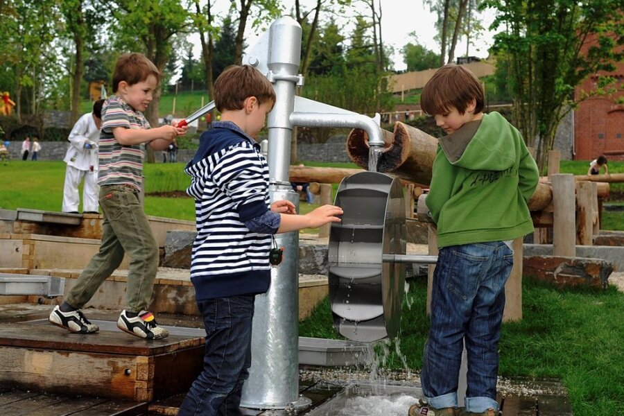 Schon vor zwölf Jahren zur Landesgartenschau war der Wasserspielplatz bei Kindern heiß begehrt. Einige von ihren sind mittlerweile sicherlich schon erwachsen. Doch den Spielplatz gibt es heute noch.