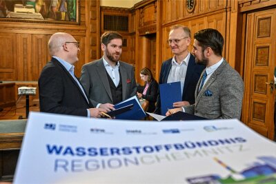 Wasserstoff: Wirtschaftsregion Chemnitz kämpft um Anschluss an das Kernnetz - Gründen das Wasserstoffbündnis Region Chemnitz: Sven Schulze (OB Chemnitz) (v.l.), Karl Lötzsch (HZwo), Roland Warner (Eins) und Max Jankowsky (IHK).