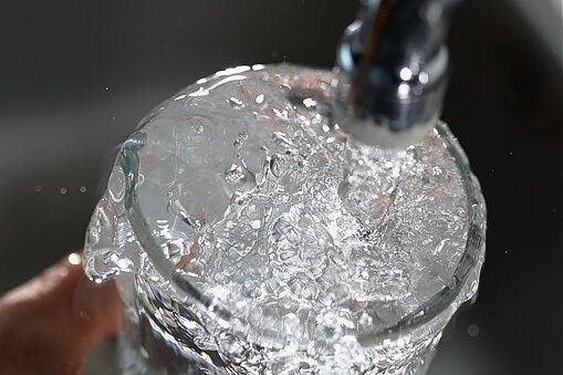 Die Verbrauchsgebühr für Trinkwasser steigt ab Januar 2022 leicht an. 