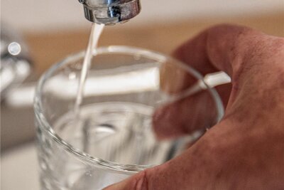 Wasserverkauf: Warum Lugau auf Gewerbesteuer verzichtet - Um die Trinkwasserversorgung im großen Verbund und bezahlbar sicherzustellen, haben sich Anfang der 1990er 36 Kommunen im Zweckverband RZV zusammengeschlossen. Jetzt steht für alle erstmals ein Beschluss bezüglich der Gewerbesteuer an. 