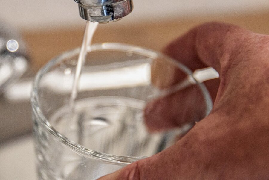 Wasserverkauf: Warum Lugau auf Gewerbesteuer verzichtet - Um die Trinkwasserversorgung im großen Verbund und bezahlbar sicherzustellen, haben sich Anfang der 1990er 36 Kommunen im Zweckverband RZV zusammengeschlossen. Jetzt steht für alle erstmals ein Beschluss bezüglich der Gewerbesteuer an. 