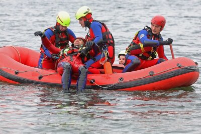 Wasserwacht Hohenstein-Ernstthal macht sich fit für Einsätze - Die Einsatzkräfte der Wasserwacht haben auf dem Stausee Oberwald geübt, wie man Menschen vom Boot aus rettet. 