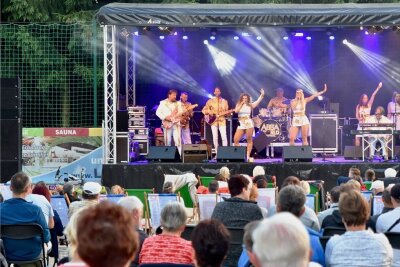 "Waterloo" in Rußdorf - Abba-Lieder und Badelatschen - Eine Musiker-Truppe aus Prag präsentierte auf der Bühne im Freibad eine Abba-Show mit den beliebten Liedern des Quartetts. 