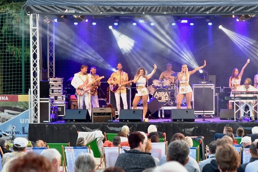Eine Musiker-Truppe aus Prag präsentierte auf der Bühne im Freibad eine Abba-Show mit den beliebten Liedern des Quartetts. 
