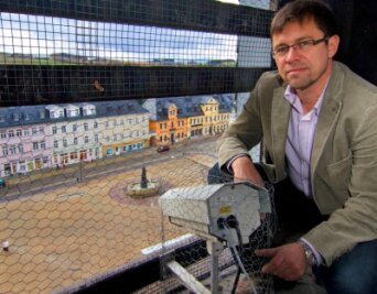 Webcams transportieren die Region in alle Welt - "Nur zu sehen ob die Sonne scheint oder nicht, ist zu wenig": Holger Trautmann, Fachbereichsleiter Innere Verwaltung im Rathaus und Leiter des Projektteams Internet, mit der Annaberger Webcam.