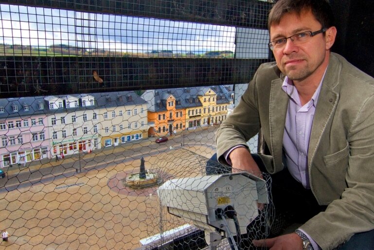 Webcams transportieren die Region in alle Welt - "Nur zu sehen ob die Sonne scheint oder nicht, ist zu wenig": Holger Trautmann, Fachbereichsleiter Innere Verwaltung im Rathaus und Leiter des Projektteams Internet, mit der Annaberger Webcam.