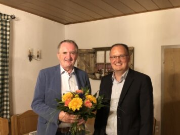 Wechsel an der CDU-Spitze in Taura - Thomas Schmidt (links) und Robert Haslinger vom CDU-Ortsverband Taura. Schmidt war jahrelang Vorsitzender, jetzt ist Haslinger neuer Chef.