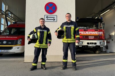 Wechsel an der Spitze der Freiwilligen Feuerwehr Langenbernsdorf - Der neue Langenbernsdorfer Gemeindewehrleiter Marcel Krauß (rechts) und sein Stellvertreter Florian Rasch.