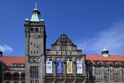 Wechsel an der Spitze: Heute OB-Wahlen in Chemnitz und Zwickau - Am Chemnitzer Rathaus wehen Fahnen mit Werbung für die Bewerbung zur Kulturhauptstadt Europas 2025.