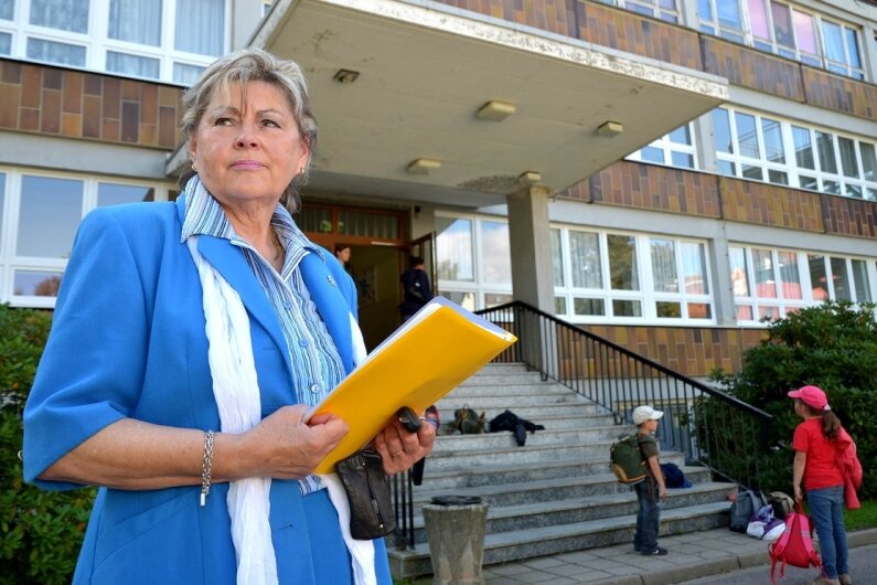 Wechselburg/Dresden: Vier Schulen stehen vor Schließung - Blickt in eine ungewisse Zukunft: Wechselburgs Bürgermeisterin Renate Naumann (CDU) will den Fortbestand der Grundschule vor Gericht durchboxen. 16 Kinder werden am Sonnabend eingeschult.