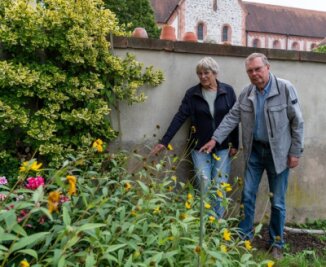 Wechselburger vermissen "Gärtnerin" - Ellen und Jörg-Ulrich Richter zeigen am Giebel des Wohnblocks in der Nähe der Basilika, wo die Figur der sich bückenden Gärtnerin stand. 