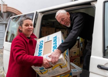 Wechselburgerin hilft Bedürftigen - Spendensammlerin Saron Pietzka und Helfer Wolfgang Brühl beladen einen Transporter mit Spenden. Es ist der vierte Transport in diesem Jahr.