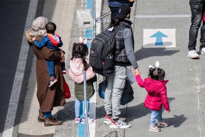 "Weckruf zur Migration": Was Bürgermeister und Landräte aus Sachsen fordern - Die Kommunen stoßen nach der Ankunft von Flüchtlingen bei deren Unterbringung an Grenzen.