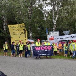 Weco-Mitarbeiter protestieren in Freiberg gegen Werks-Schließung - Weco-Mitarbeiter in Freiberg protestierten am Mittwoch für den Erhalt ihrer Arbeitsplätze. Unter den Teilnehmern der Aktion war CDU-Bundestagsmitglied Veronika Bellmann (mit Schirm). 