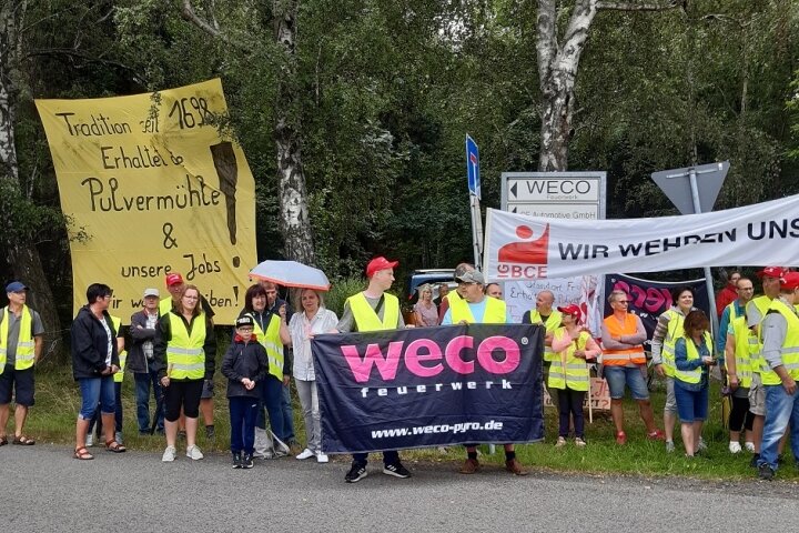 Weco-Mitarbeiter in Freiberg protestierten am Mittwoch für den Erhalt ihrer Arbeitsplätze. Unter den Teilnehmern der Aktion war CDU-Bundestagsmitglied Veronika Bellmann (mit Schirm). 