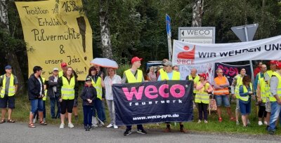 Weco-Protest gegen Schließung - Weco-Mitarbeiter in Freiberg protestieren für den Erhalt ihrer Arbeitsplätze. Unter den Teilnehmern der Aktion war CDU-Bundestagsmitglied Veronika Bellmann (mit Schirm). 