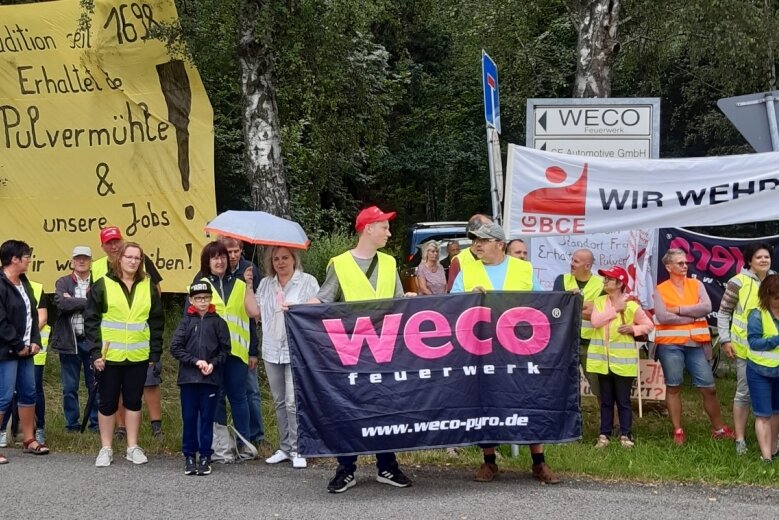 Weco-Protest gegen Schließung - Weco-Mitarbeiter in Freiberg protestieren für den Erhalt ihrer Arbeitsplätze. Unter den Teilnehmern der Aktion war CDU-Bundestagsmitglied Veronika Bellmann (mit Schirm). 