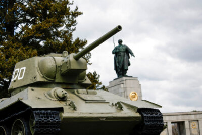 Weg mit dem Berliner Panzer-Denkmal? Ein Kommentar - Ein sowjetische Panzer vom Typ T-34 steht neben dem Zugang zum Sowjetischen Ehrenmahl im Berliner Tiergarten. 