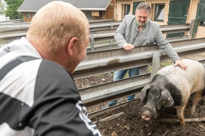 Weg von der schiefen Bahn - Bestandteil der Drogentherapie in der Fachklinik "Alte Flugschule" von Uwe Wicha (hinten) ist auch die Arbeit. Patienten kümmern sich dabei unter anderem um die Tiere eines kleinen Bauernhofs. 