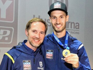 Wegbereiter und Meistermacher - Dirk Reißmann aus Hohenstein-Ernstthal (links) hat Lukas Tulovic dazu verholfen, sein Können als Motorradrennfahrer künftig wieder im Grand Prix zu zeigen. 