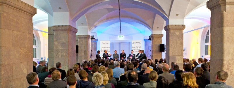 Wege aus der Spar-Falle - <p class="artikelinhalt">"Was kann sich Chemnitz noch leisten?" - Annähernd 200 Besucher verfolgten die Debatte beim Leserforum der "Freien Presse" in den Kunstsammlungen. </p>