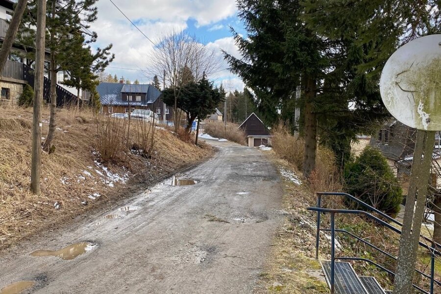 Wege-Frust in Klingenthal - Der Weg unterhalb der Klingenthaler Bauhütte mit dem umstrittenenAbschnitt, der zu vier Grundstücken und einer Kleingartenanlage führt.