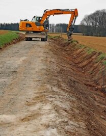 Wegebau noch bis Ende September - Der Krippenbergweg in Neukirchen wird ausgebaut. Der Wirtschaftsweg erhält auf einer Länge von etwa 860 Metern beidseitig Bankette und Entwässerungsgräben. 