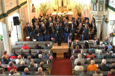 Wegefarth: Benefizkonzert kommt gut an - Sinfonische Blasmusik mit den Oederaner Blasmusikanten erklang in der voll besetzten Kirche Wegefarth.