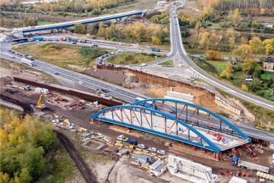 Wegen A-72-Neubau: Bundesstraße vor Leipzig für vier Tage dicht - Bauarbeiter bereiten das Eindrehen der 79 Meter langen Stahlbogenbrücke über die bisherige B95 und die künftige A72 vor. 