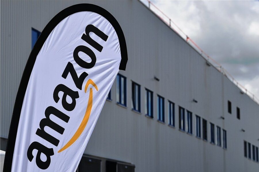 Amazon nimmt im Mai ein neues Logistikzentrum in Hof-Gattendorf in Betrieb. Ab dem ersten Tag soll eine neue Busverbindung Mitarbeiter aus Plauen und Oelsnitz direkt bis vor die Tür bringen.