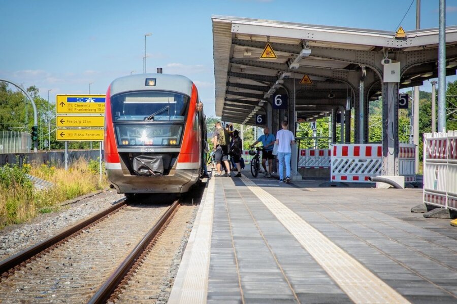 Am Bahnhof Flöha sowie an den Bahnhöfen Freiberg und Oederan fährt in den nächsten Tagen kaum ein Zug auf der Linie Dresden - Hof ein. An der Strecke laufen Bauarbeiten, Reisende sind großteils auf Schienenersatzverkehr angewiesen.