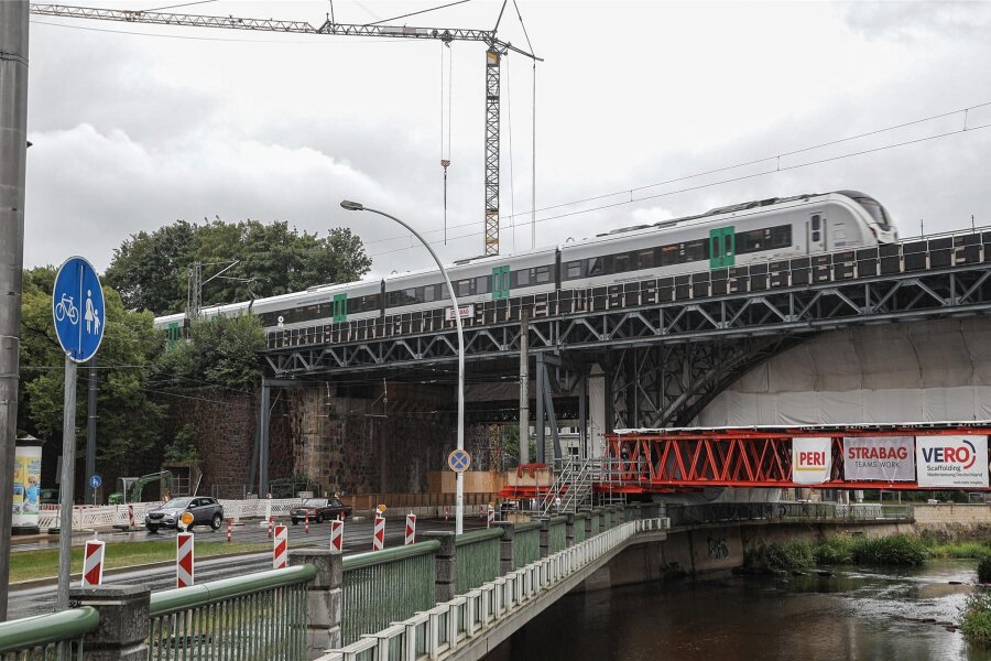 Wegen Bauarbeiten in Chemnitz: MRB-Züge brauchen bis zu einer Stunde länger - Ein MRB-Zug fährt über das Chemnitzer Viadukt. Ab Montag (25. September) wird der Streckenabschnitt wegen Bauarbeiten gesperrt. 