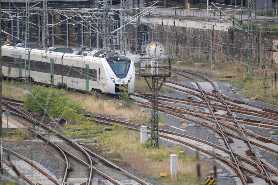Wegen Bauarbeiten: Zugreisende der MRB müssen sich auf Fahrplanabweichungen zwischen Dresden und Zwickau einstellen - Ein Zug der Mitteldeutschen Regiobahn (MRB) fährt am Hauptbahnhof Dresden auf einem Gleis.