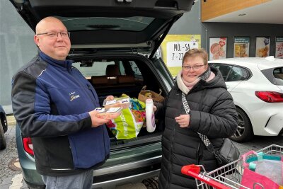 Wegen Bauernprotesten ab 8. Januar: Erzgebirger decken sich mit Obst, Fleisch und Toilettenpapier ein - Joachim und Nicole Ebert verstauen ihren Einkauf.