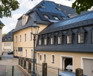 Wegen Dachsanierung: Streit im Denkmalschutzgebiet Zschopaus - Durch das Dach dieses Eckhauses drang im Herbst vergangenen Jahres Feuchtigkeit. Über die neue Eindeckung wird nun diskutiert.