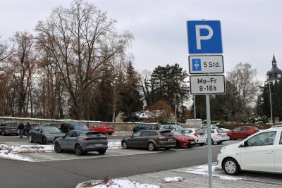 Wegen der Bauarbeiten auf Klinikgelände in Mittweida: Wo können Patienten gut parken? - Auf dem Parkplatz in der Hainichener Straße ist die Parkdauer von drei auf fünf Stunden erhöht worden.