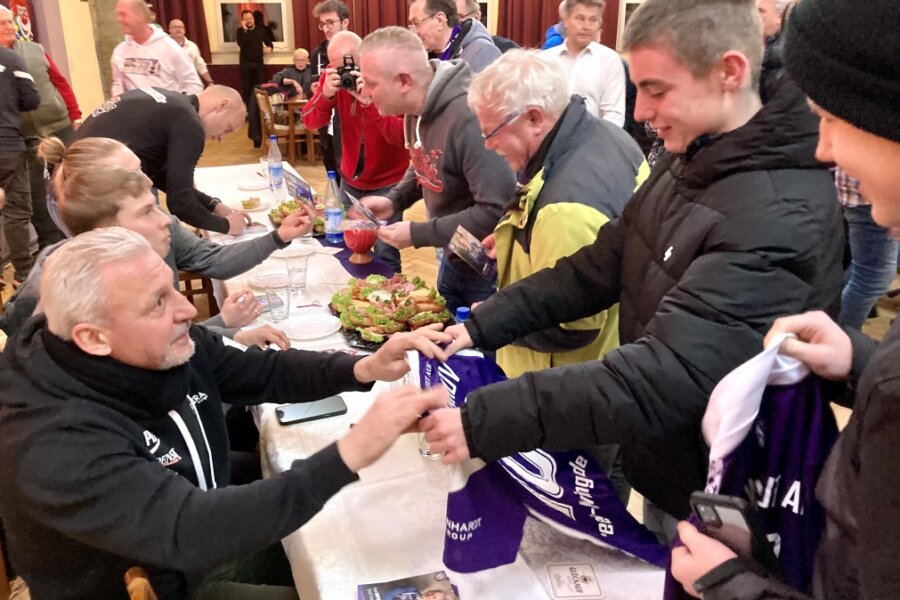 Wegen drohender Geldstrafe: FCE-Anhänger sammeln bei Fantreffen in Oelsnitz für Verein - Zahlreiche Fans nutzten beim Stammtisch die Chance auf ein Autogramm von Veilchencoach Pavel Dotchev. Auch eine Spendenbox ging umher.